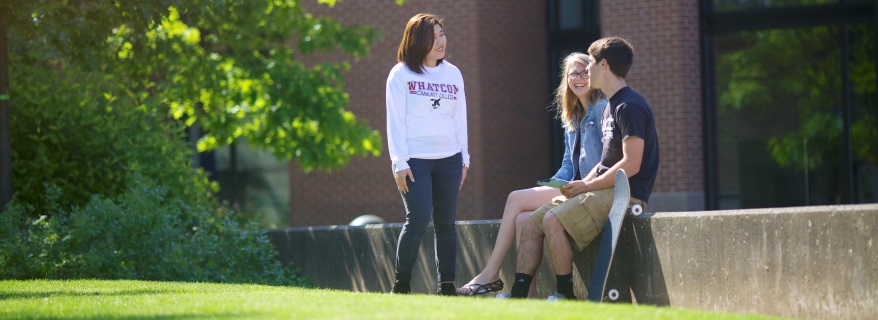 Students sitting by Syre